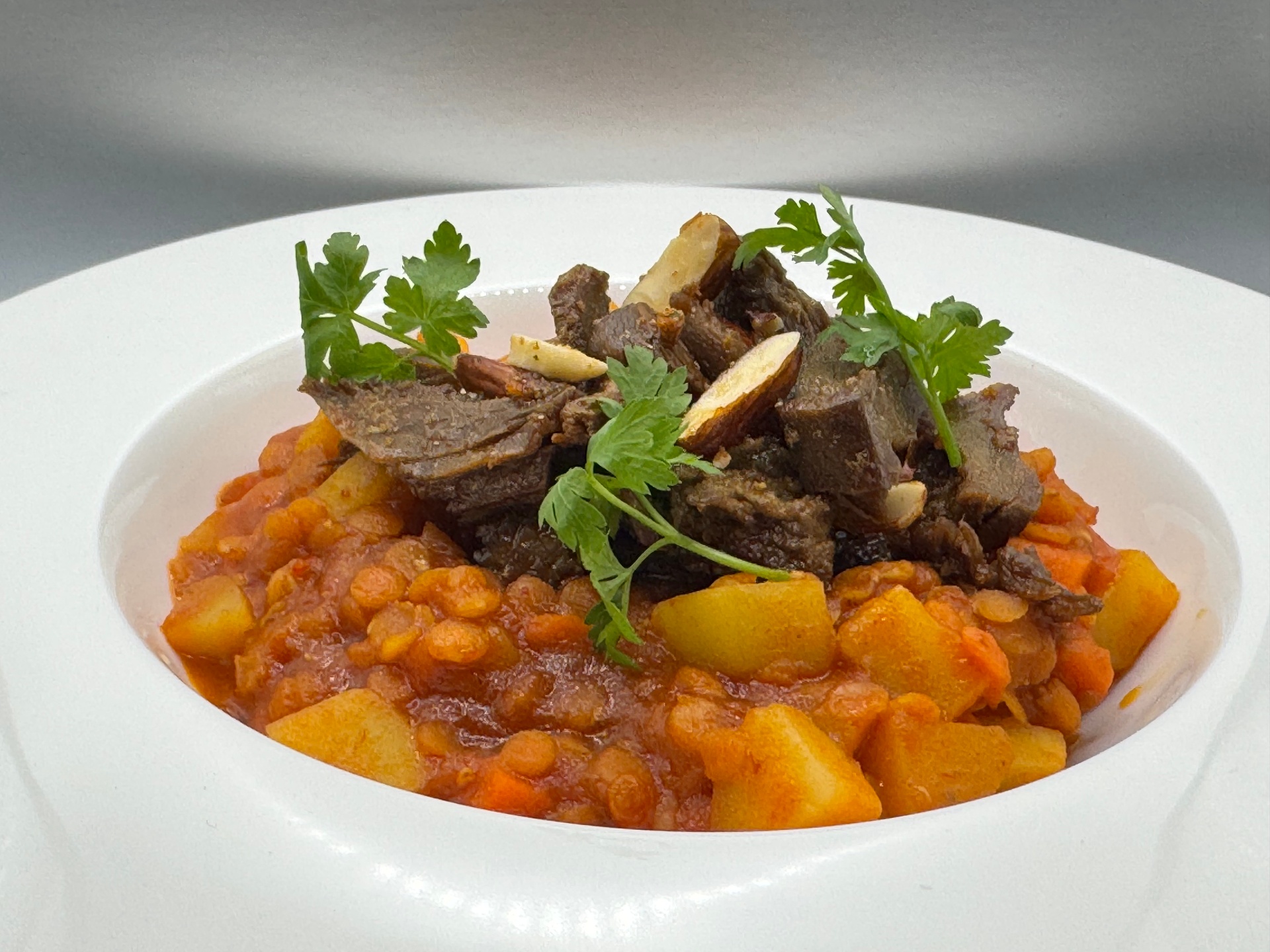 Angerichtetes Gericht mit pflanzlichen Brew Bites Chunks