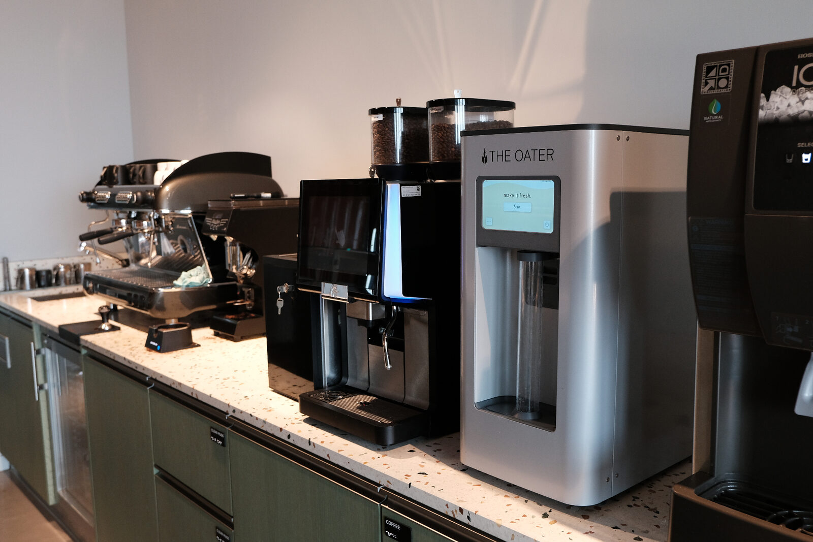 The Oater Maschine an einer Kaffeebar neben Siebträger und Kaffeevollautomat