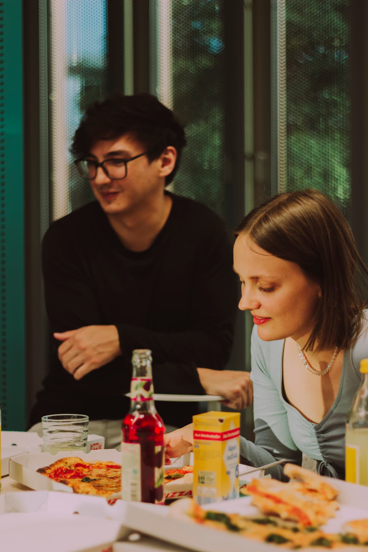 Teammitglieder beim gemeinsamen Pizza-Abend