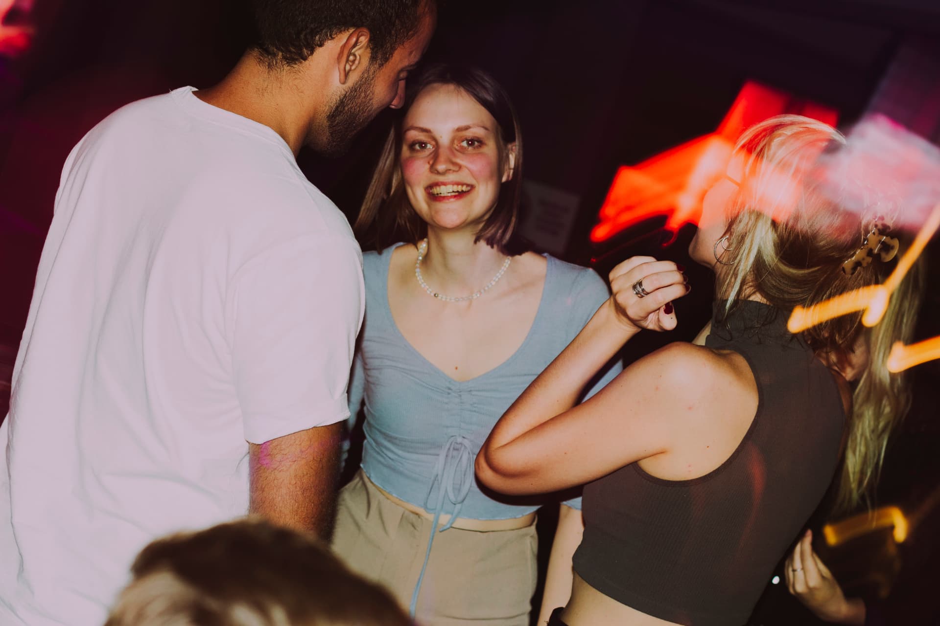 Teammitglieder feiern zusammen auf einer Party